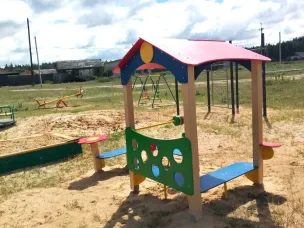 В поселке Молочной фермы появилась новая детская площадка